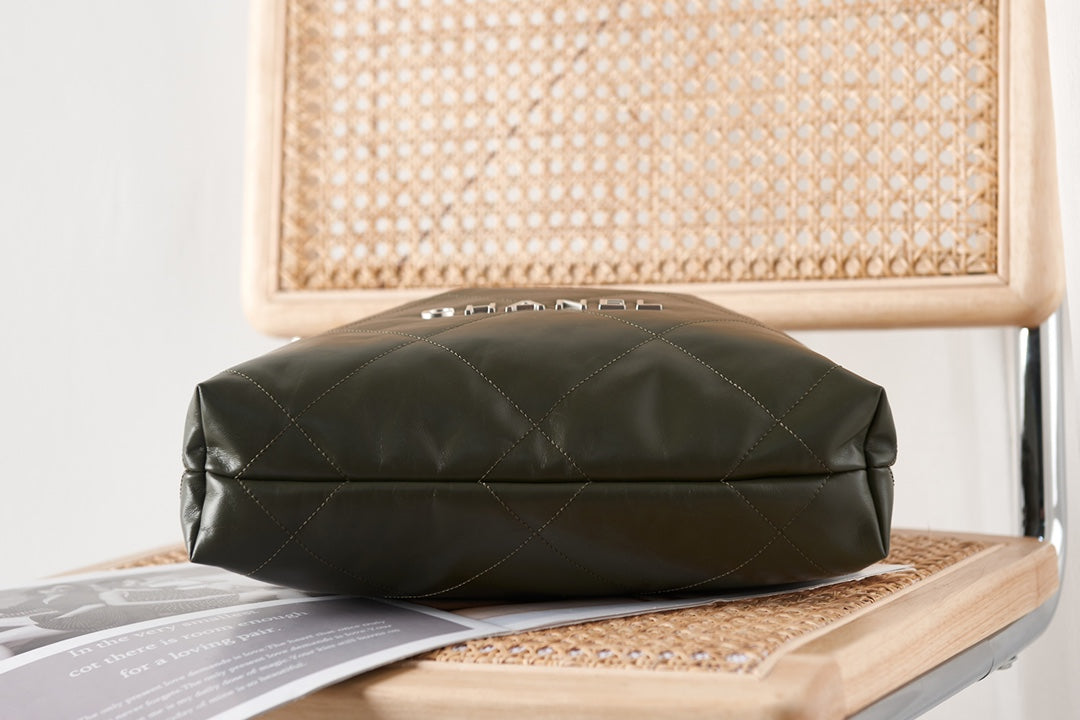 CC 22 HOBO CUIR DE VEAU OLIVE QUINCAILLERIE ARGENTÉE