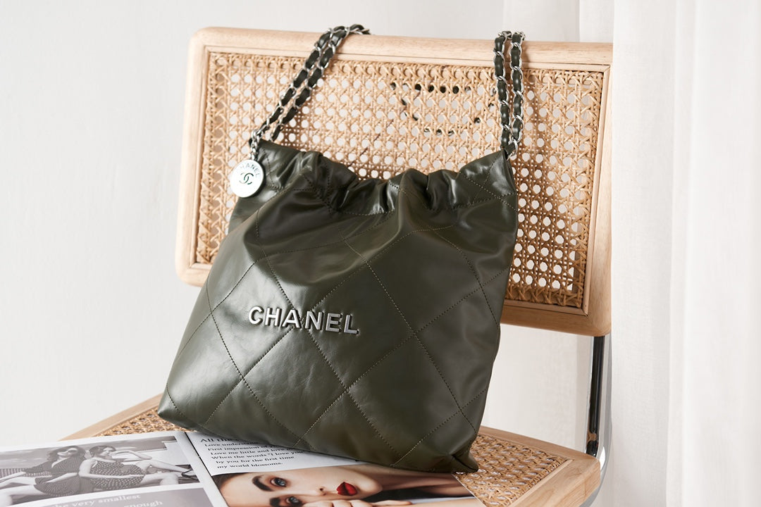 CC 22 HOBO CUIR DE VEAU OLIVE QUINCAILLERIE ARGENTÉE