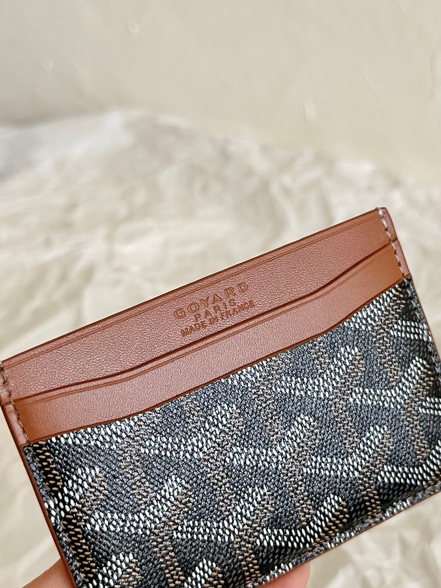 PORTE-CARTES SAINT-SULPICE 10 EN TOILE GOYARDINE NOIRE ET CUIR DE VEAU BRUN