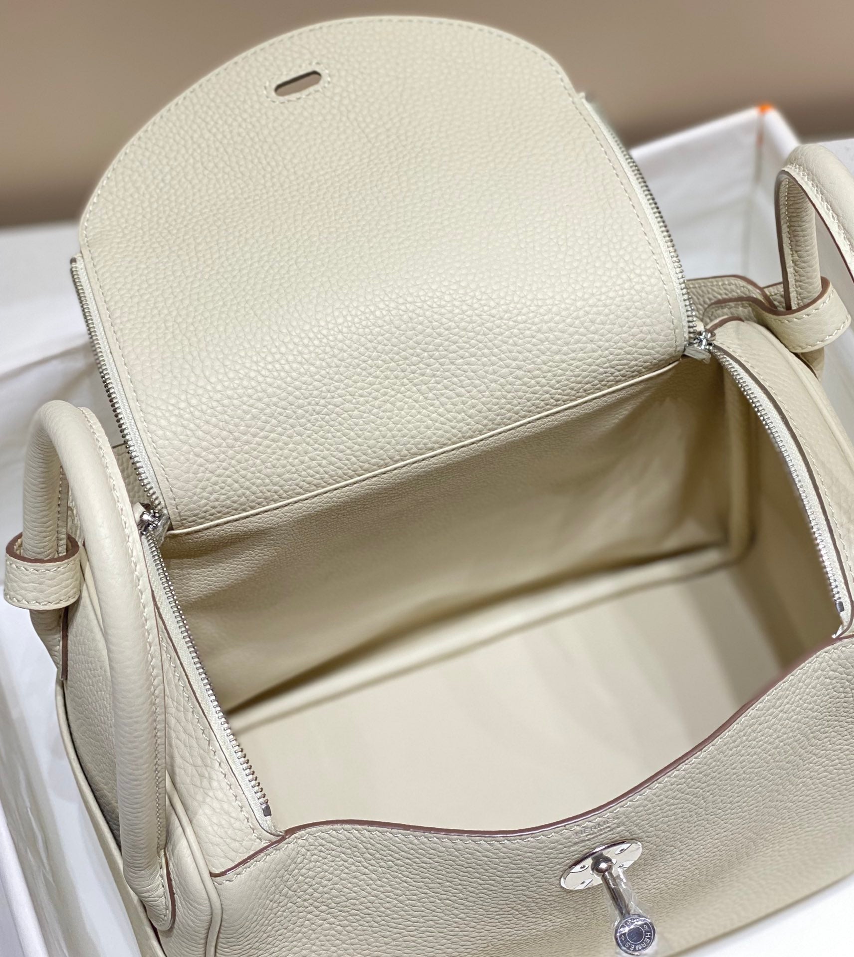 SAC HM LINDY 26 EN CUIR TAURILLON CLEMENCE BLANC
