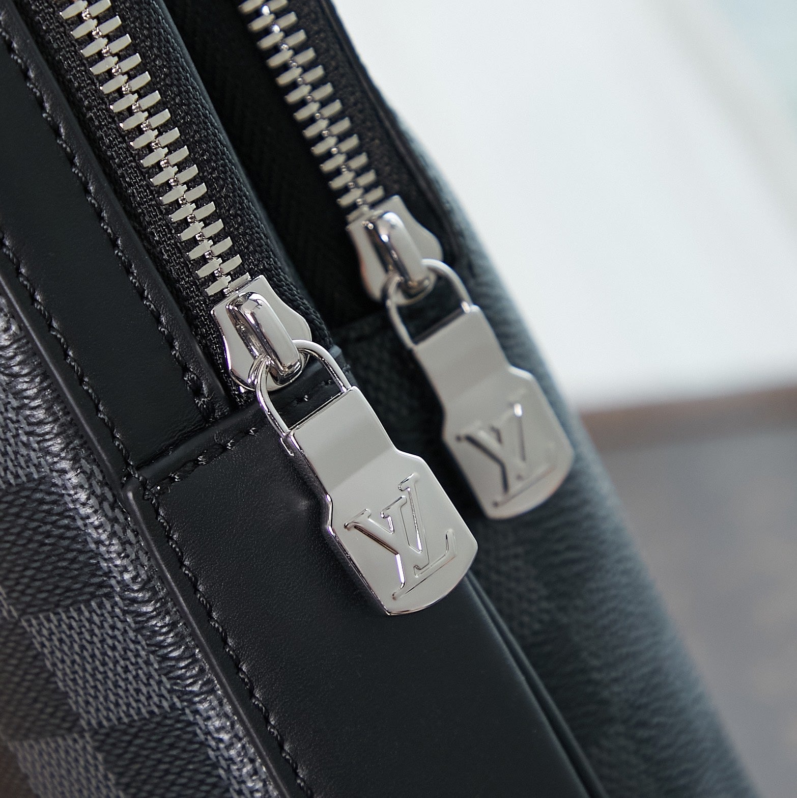 SAC À BANDOULIÈRE AVENUE 31 EN TOILE DAMIER GRAPHITE NOIRE