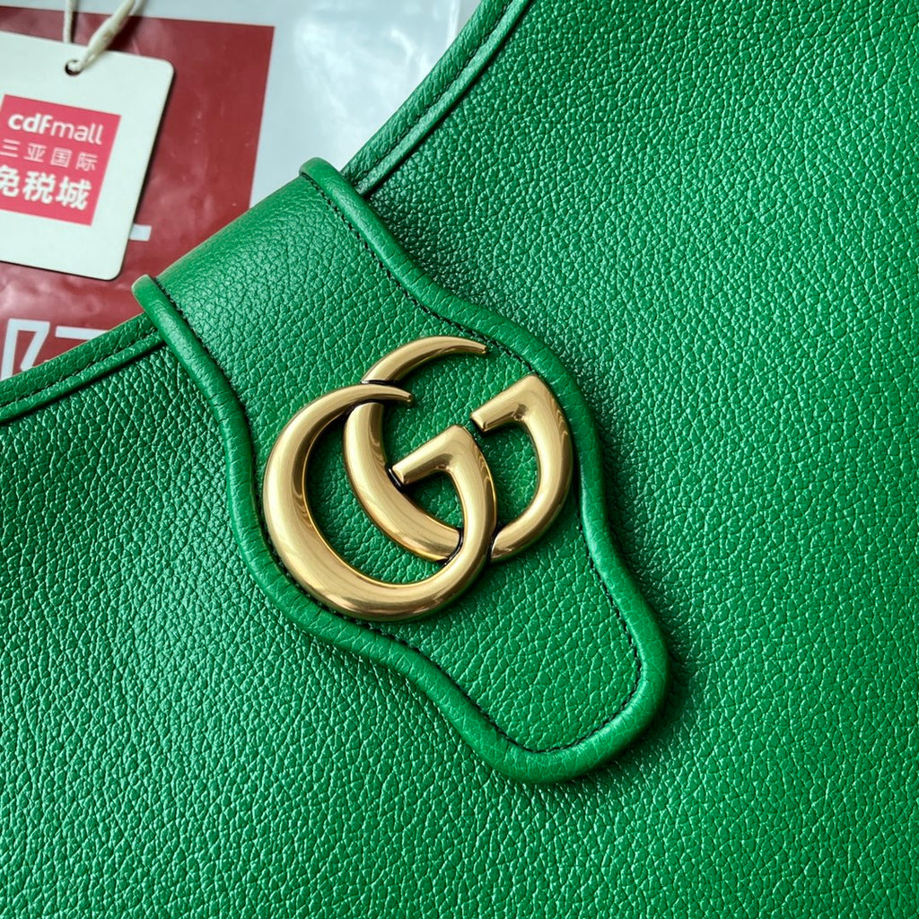 SAC À BANDOULIÈRE MOYEN 39 EN CUIR DE VEAU VERT, QUINCAILLERIE DORÉ