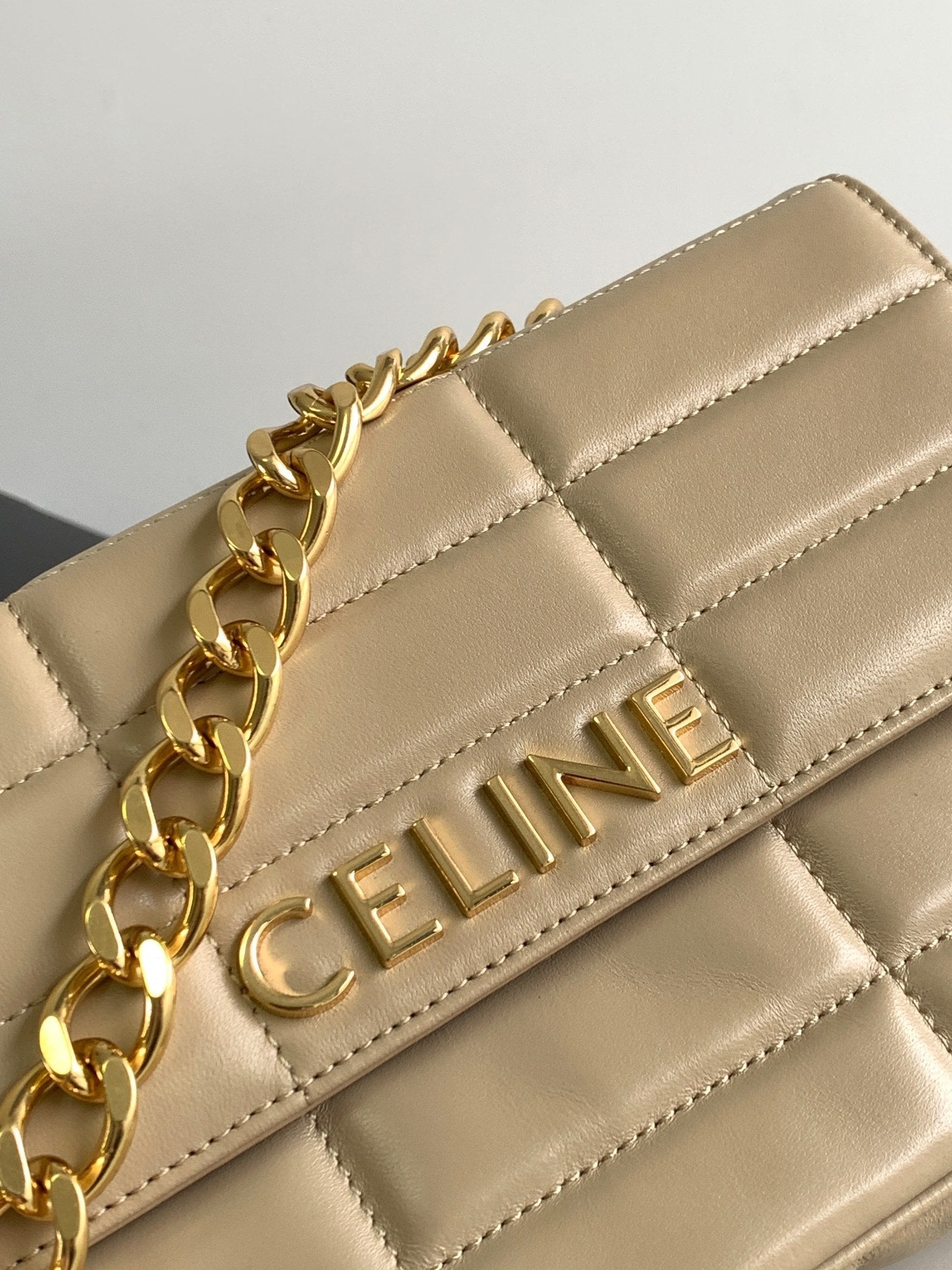 SAC À BANDOULIÈRE MONOCHROME 24 EN CUIR D'AGNEAU BEIGE CRÈME MATELASSÉ AVEC CHAÎNE