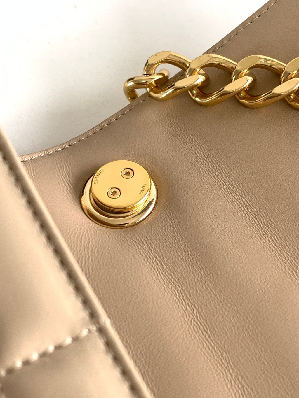 SAC À BANDOULIÈRE MONOCHROME 24 EN CUIR D'AGNEAU BEIGE CRÈME MATELASSÉ AVEC CHAÎNE