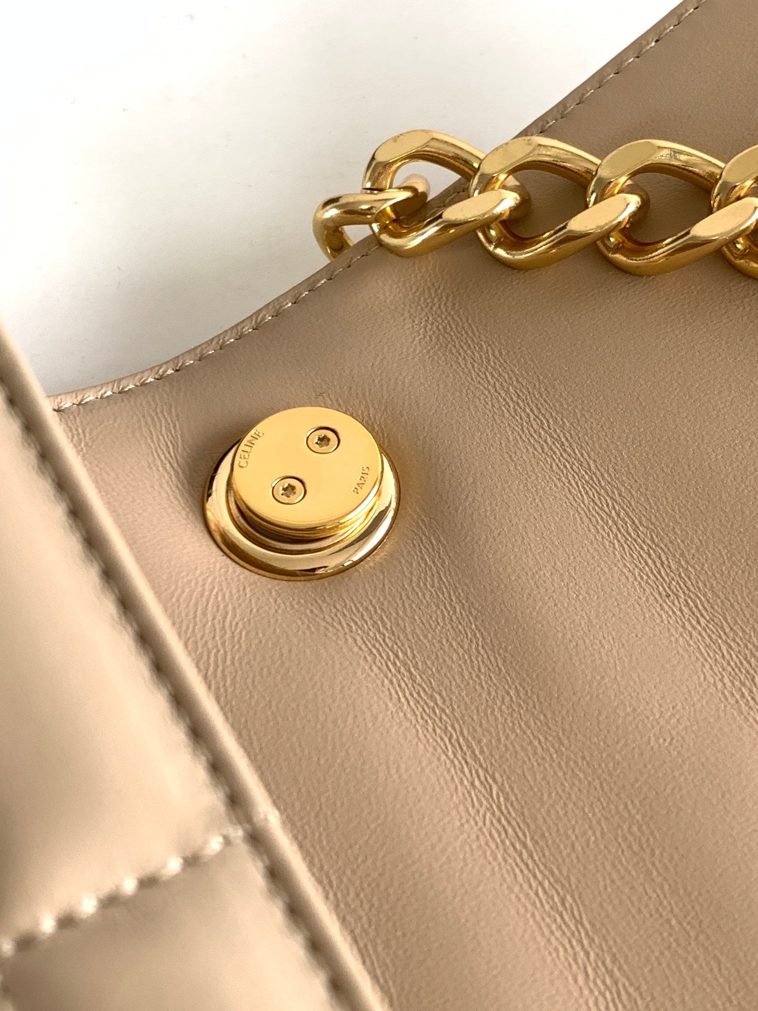 SAC À BANDOULIÈRE MONOCHROME 24 EN CUIR D'AGNEAU BEIGE CRÈME MATELASSÉ AVEC CHAÎNE