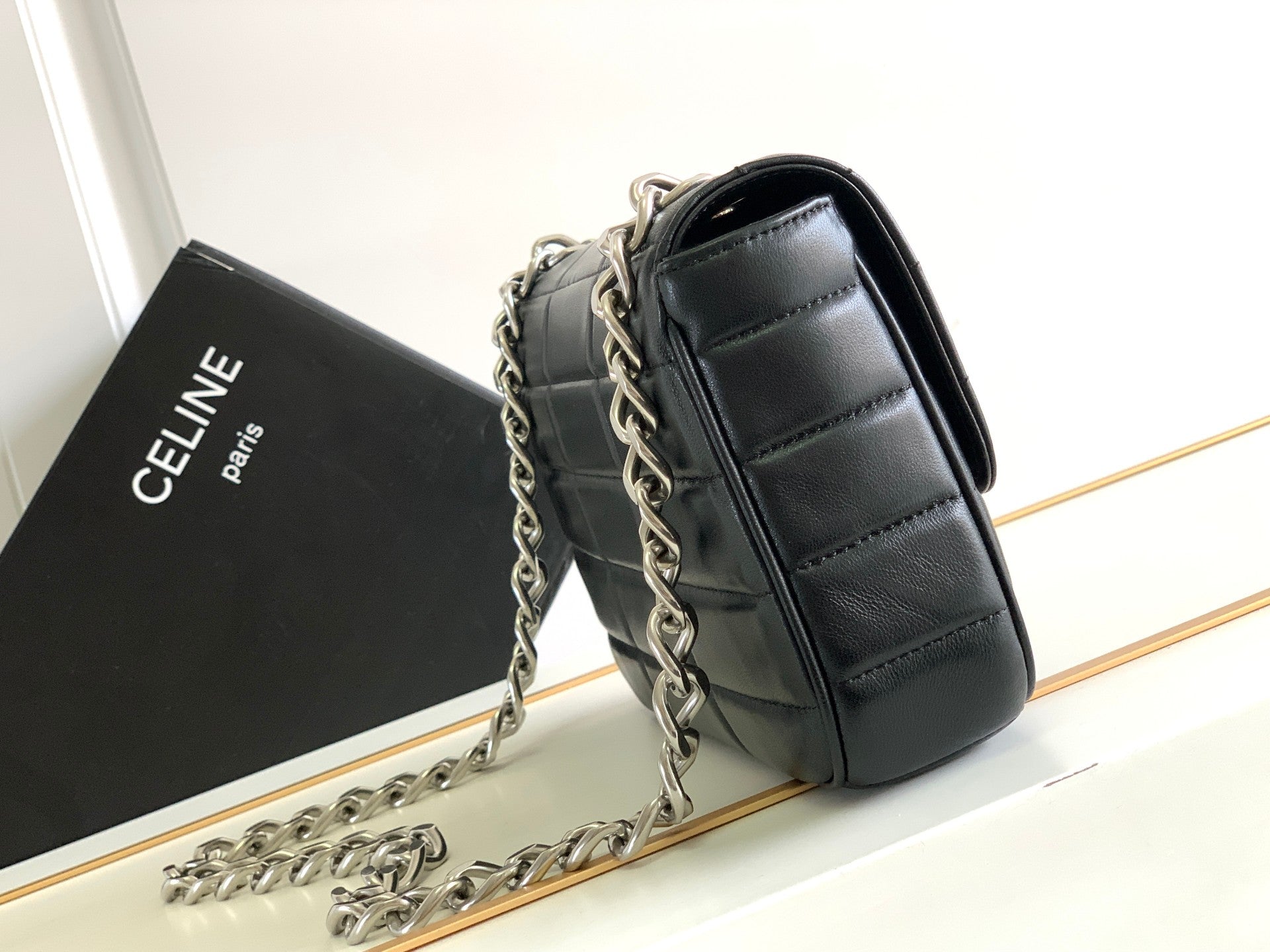 SAC À BANDOULIÈRE MONOCHROME 24 EN CUIR D'AGNEAU NOIR MATELASSÉ