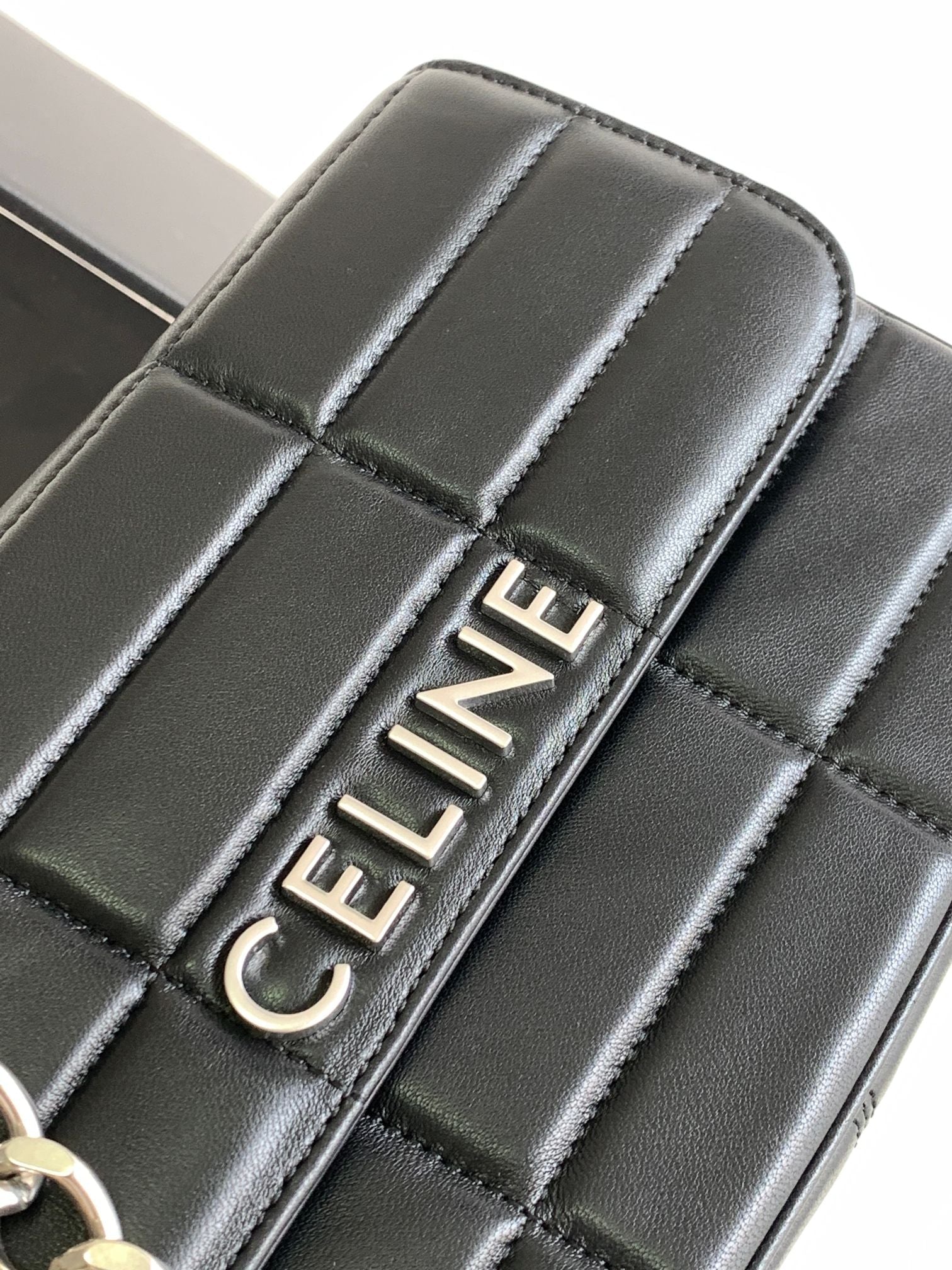 SAC À BANDOULIÈRE MONOCHROME 24 EN CUIR D'AGNEAU NOIR MATELASSÉ