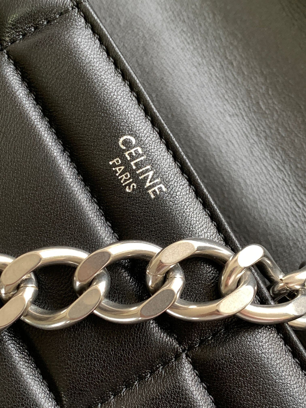 SAC À BANDOULIÈRE MONOCHROME 24 EN CUIR D'AGNEAU NOIR MATELASSÉ
