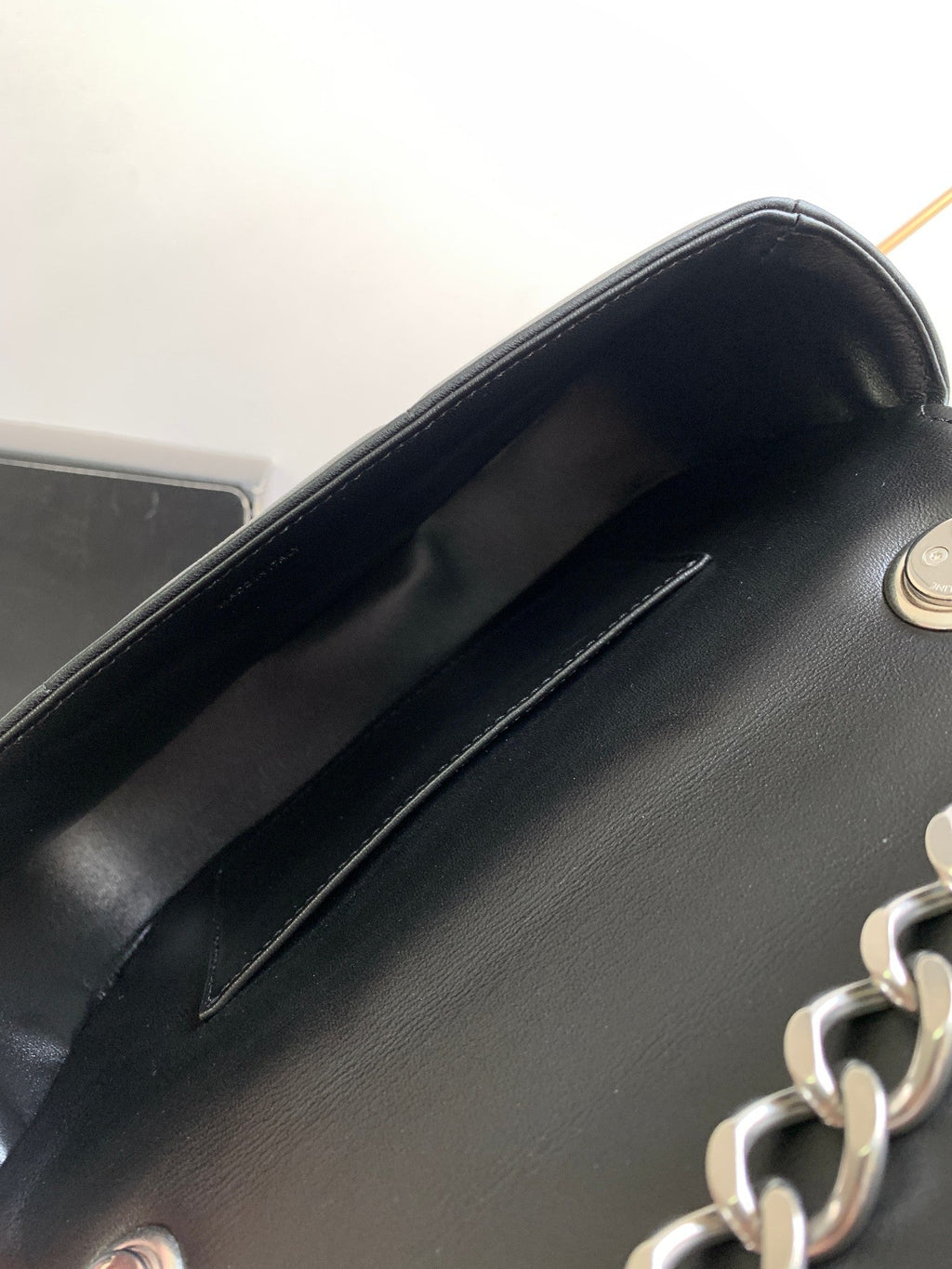 SAC À BANDOULIÈRE MONOCHROME 24 EN CUIR D'AGNEAU NOIR MATELASSÉ