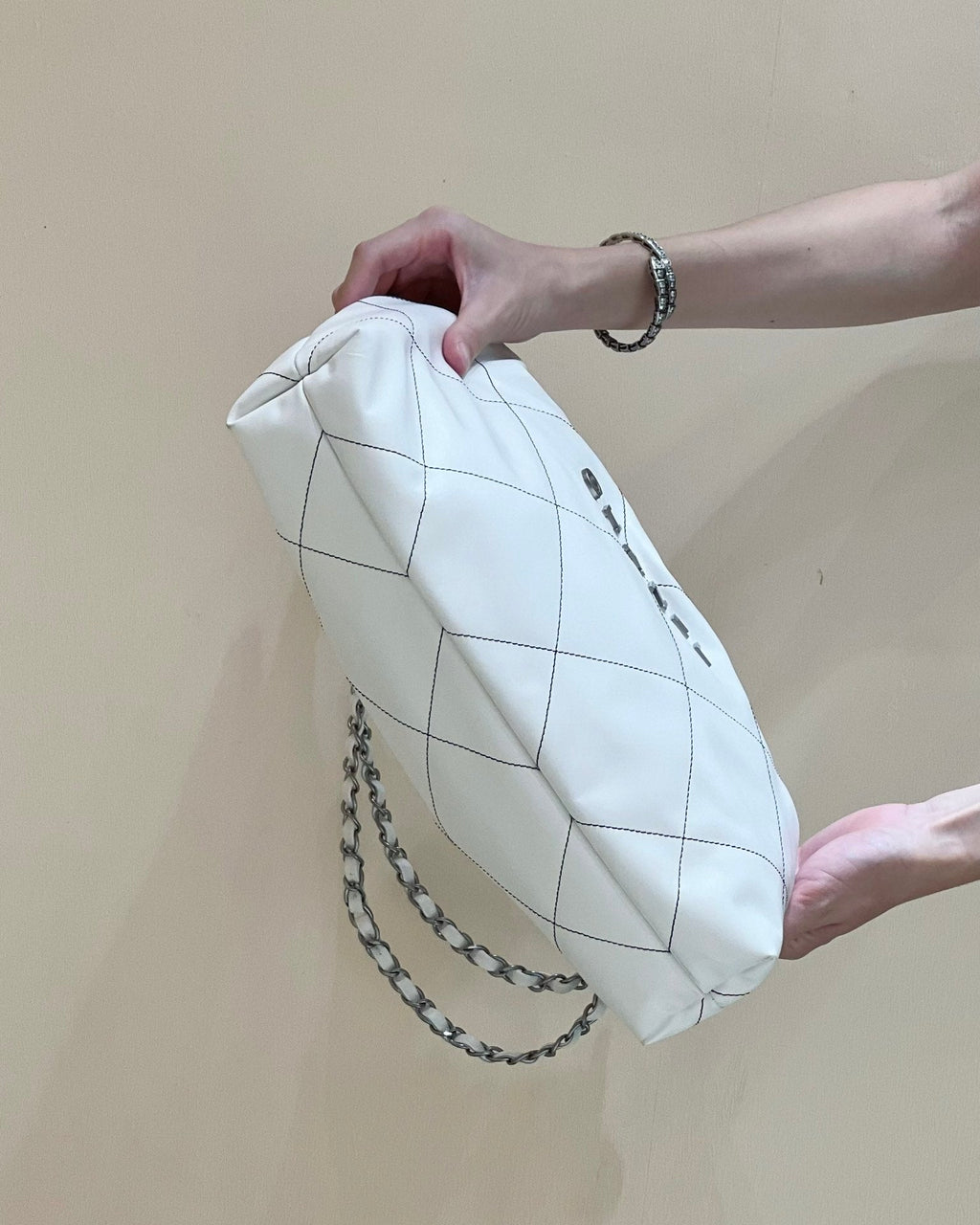 CC 22 HOBO BLANC NOIR CUIR DE VEAU QUINCAILLERIE ARGENTÉE