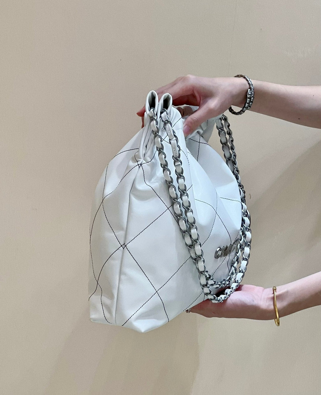 CC 22 HOBO BLANC NOIR CUIR DE VEAU QUINCAILLERIE ARGENTÉE