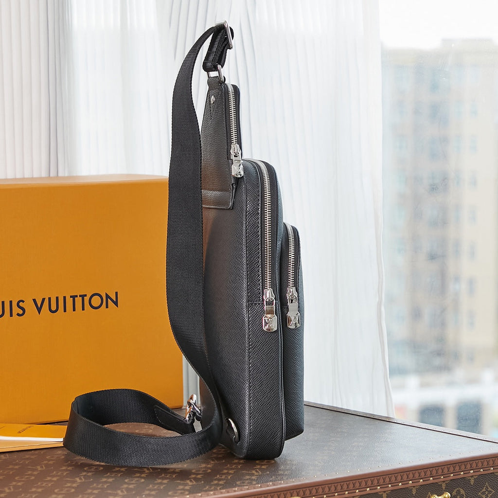 SAC À BANDOULIÈRE AVENUE 31 EN CUIR TAIGA NOIR
