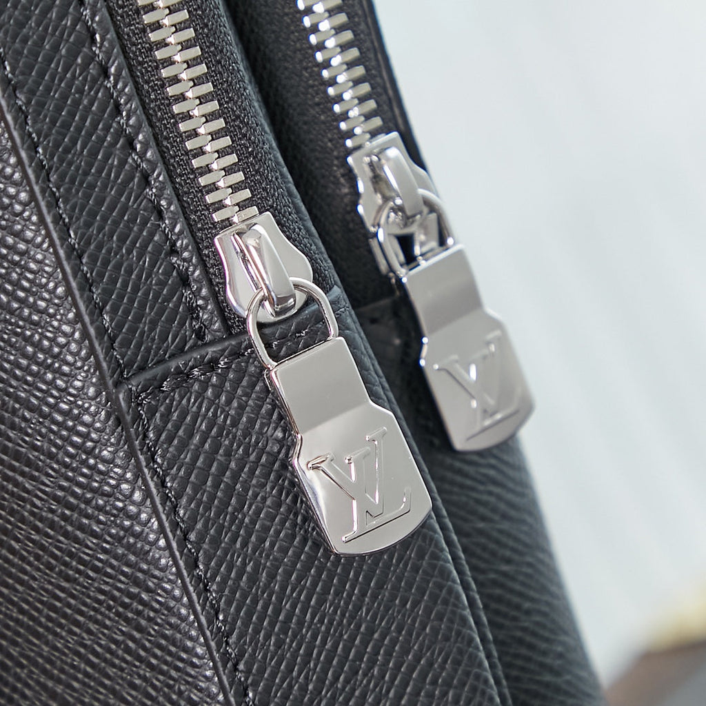 SAC À BANDOULIÈRE AVENUE 31 EN CUIR TAIGA NOIR