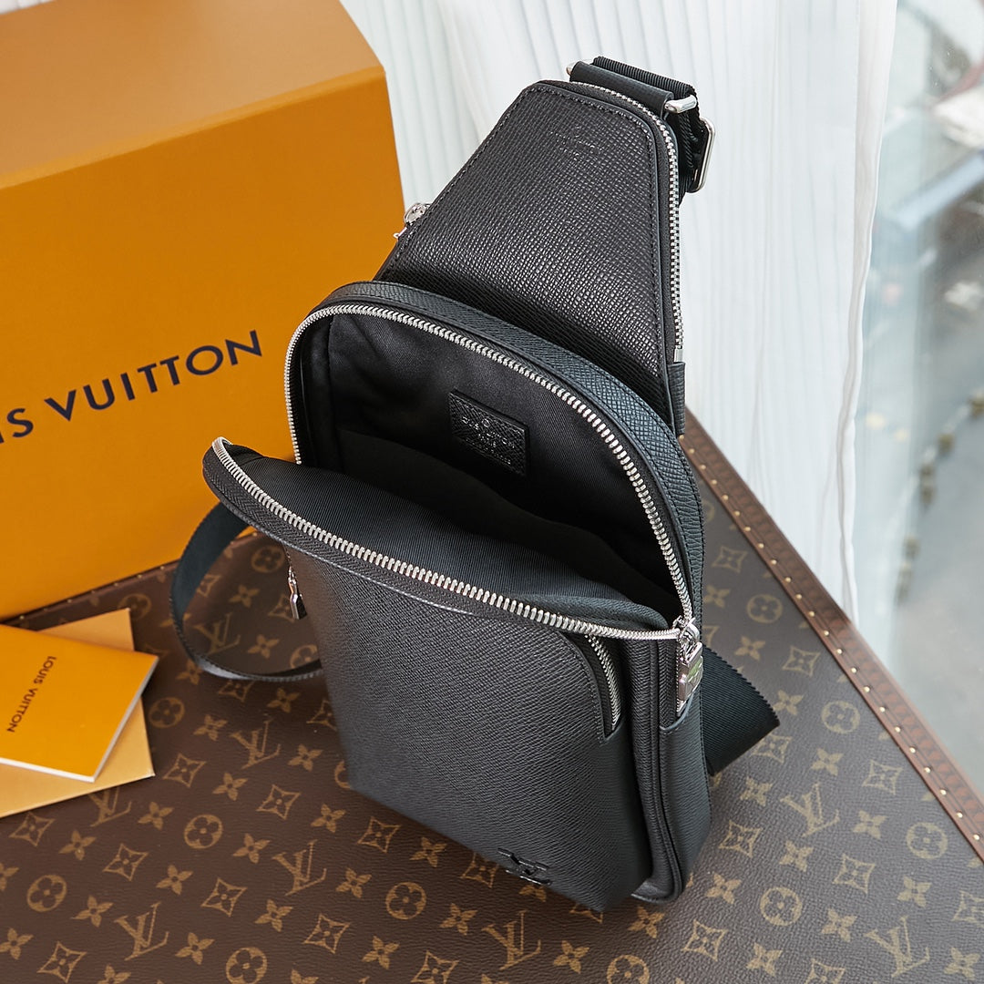 SAC À BANDOULIÈRE AVENUE 31 EN CUIR TAIGA NOIR