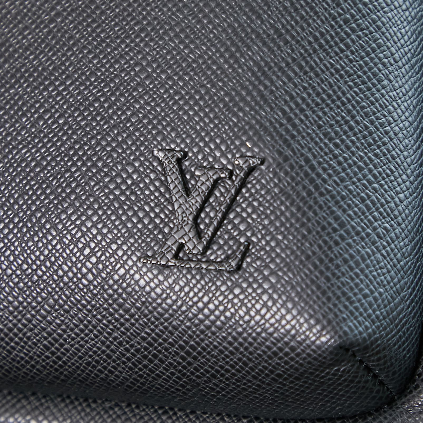 SAC À BANDOULIÈRE AVENUE 31 EN CUIR TAIGA NOIR
