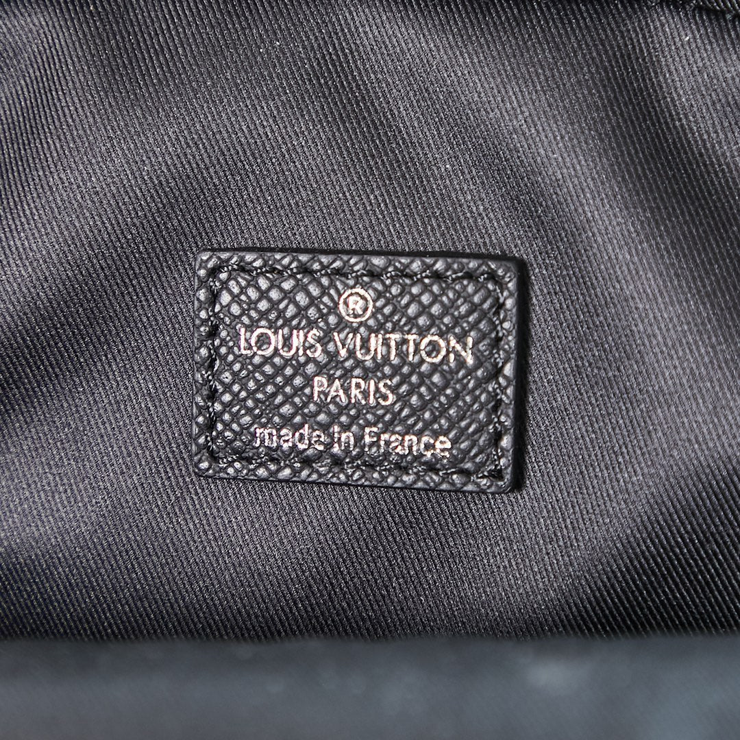 SAC À BANDOULIÈRE AVENUE 31 EN CUIR TAIGA NOIR