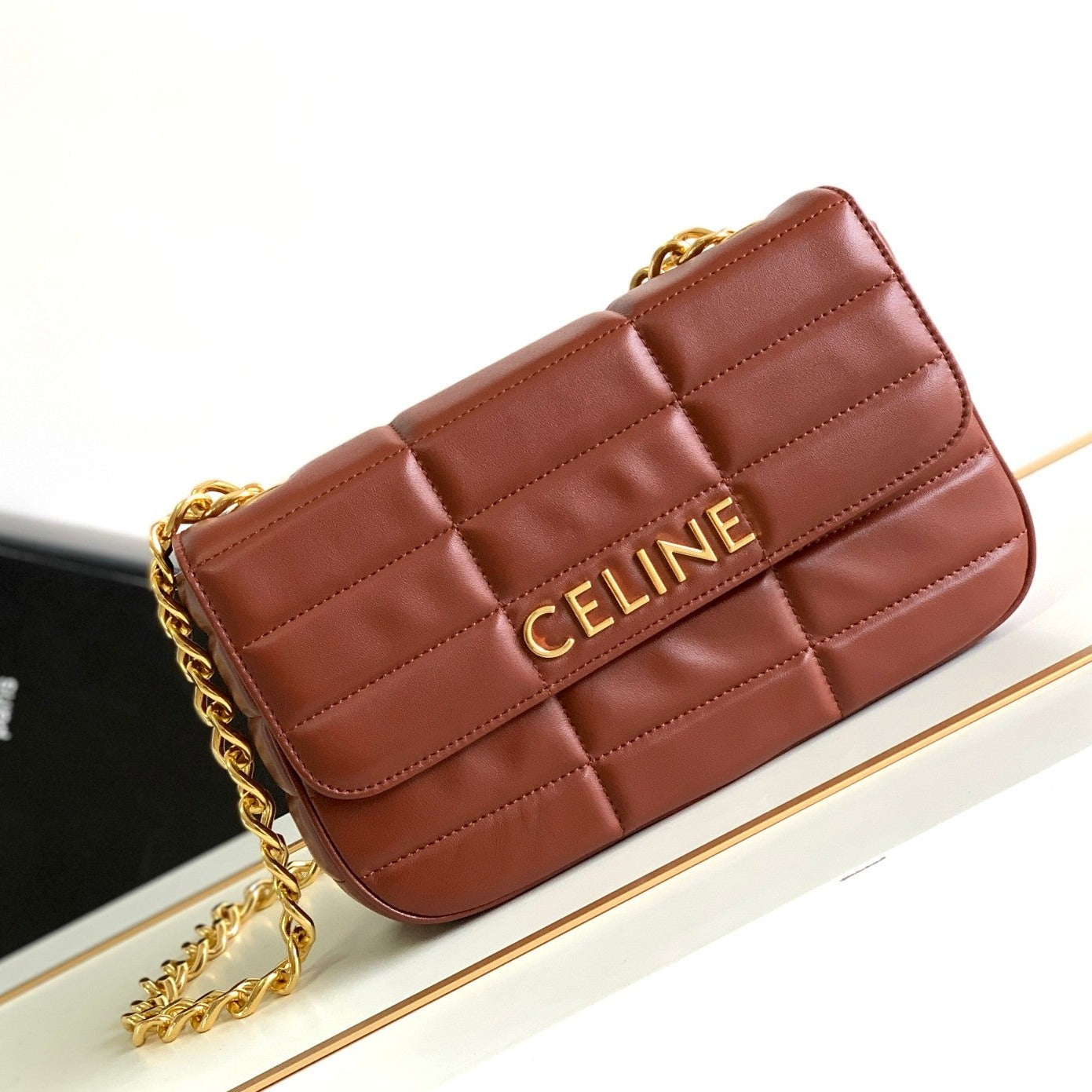 SAC À BANDOULIÈRE MONOCHROME 24 EN CUIR D'AGNEAU ROUGE CERISE MATELASSÉ AVEC CHAÎNE