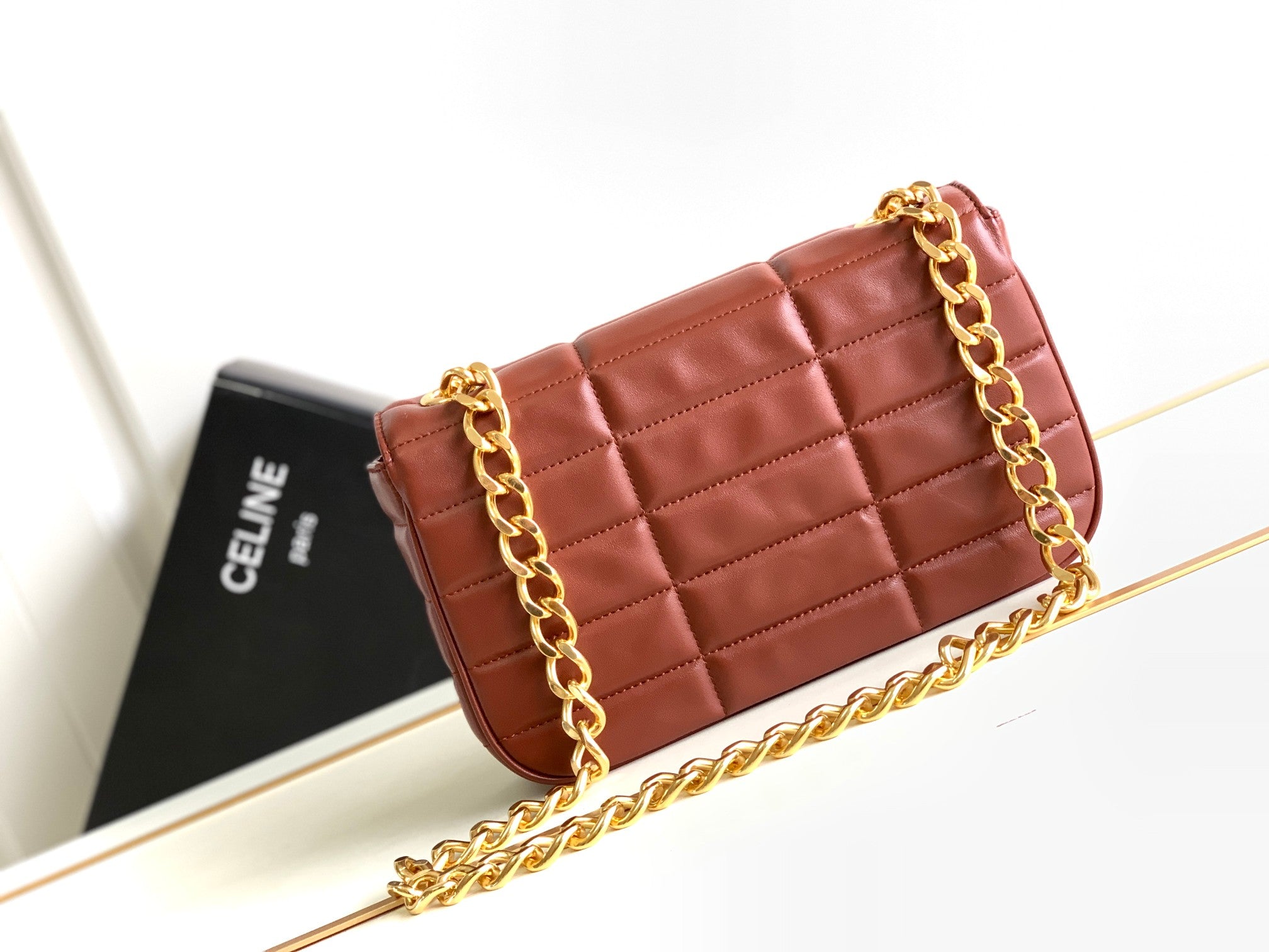 SAC À BANDOULIÈRE MONOCHROME 24 EN CUIR D'AGNEAU ROUGE CERISE MATELASSÉ AVEC CHAÎNE