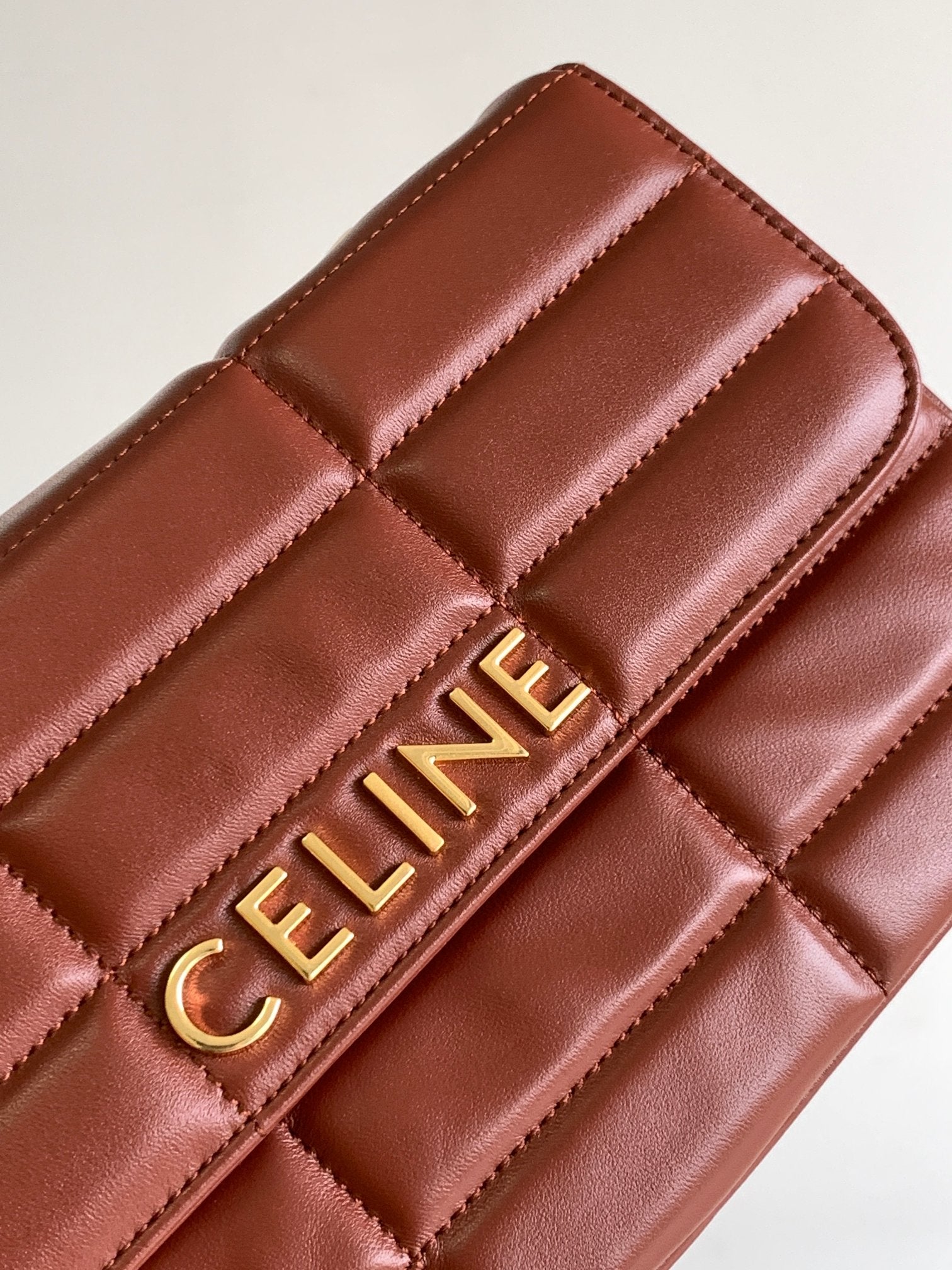 SAC À BANDOULIÈRE MONOCHROME 24 EN CUIR D'AGNEAU ROUGE CERISE MATELASSÉ AVEC CHAÎNE