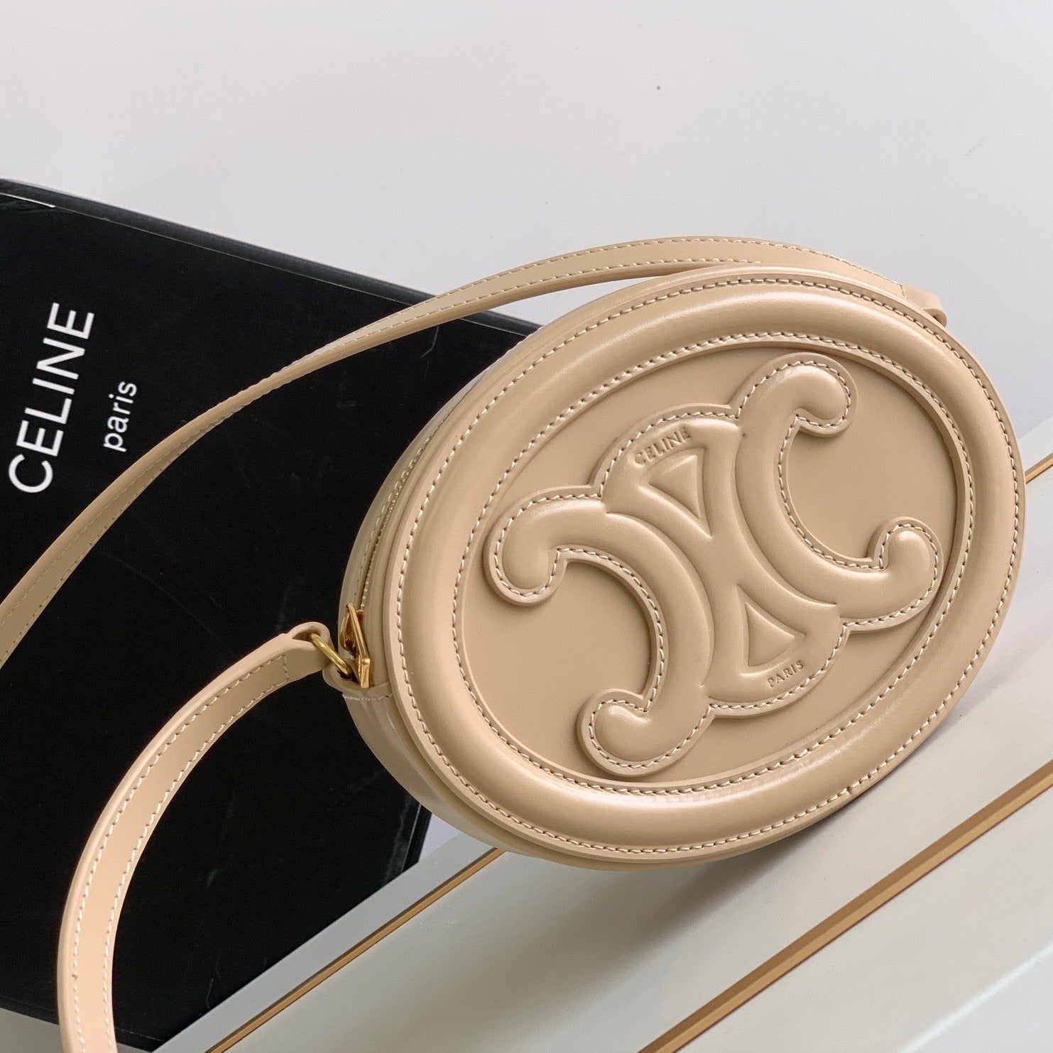 SAC OVALE 16 EN CUIR DE VEAU LISSE BEIGE CRÈME