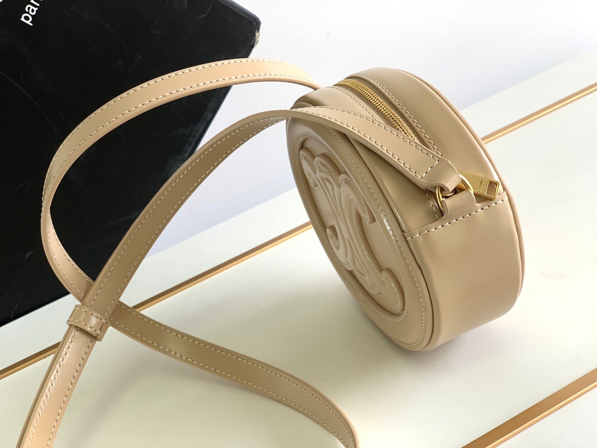 SAC OVALE 16 EN CUIR DE VEAU LISSE BEIGE CRÈME