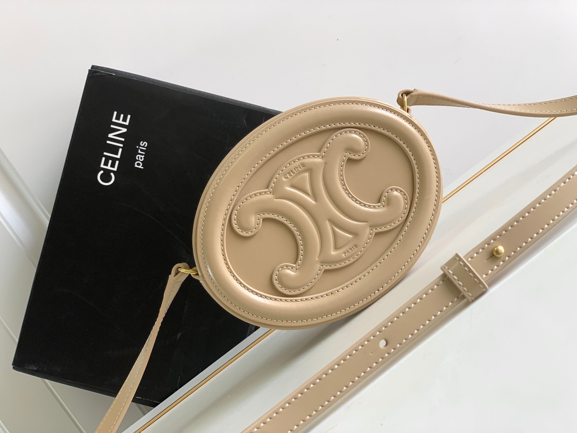 SAC OVALE 16 EN CUIR DE VEAU LISSE BEIGE CRÈME