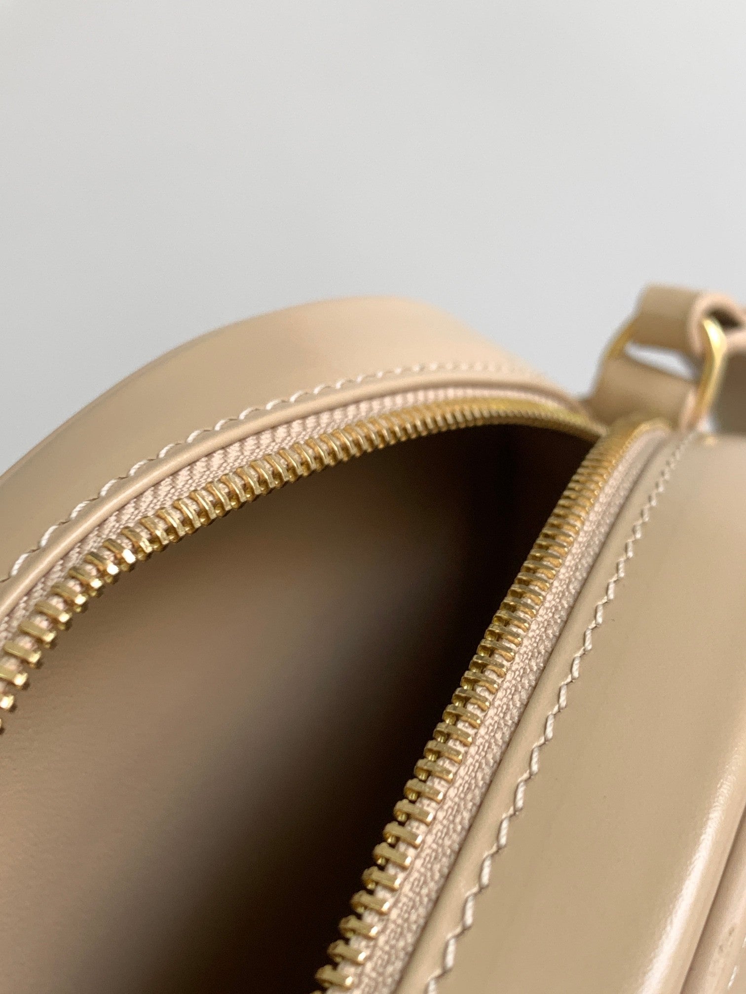 SAC OVALE 16 EN CUIR DE VEAU LISSE BEIGE CRÈME