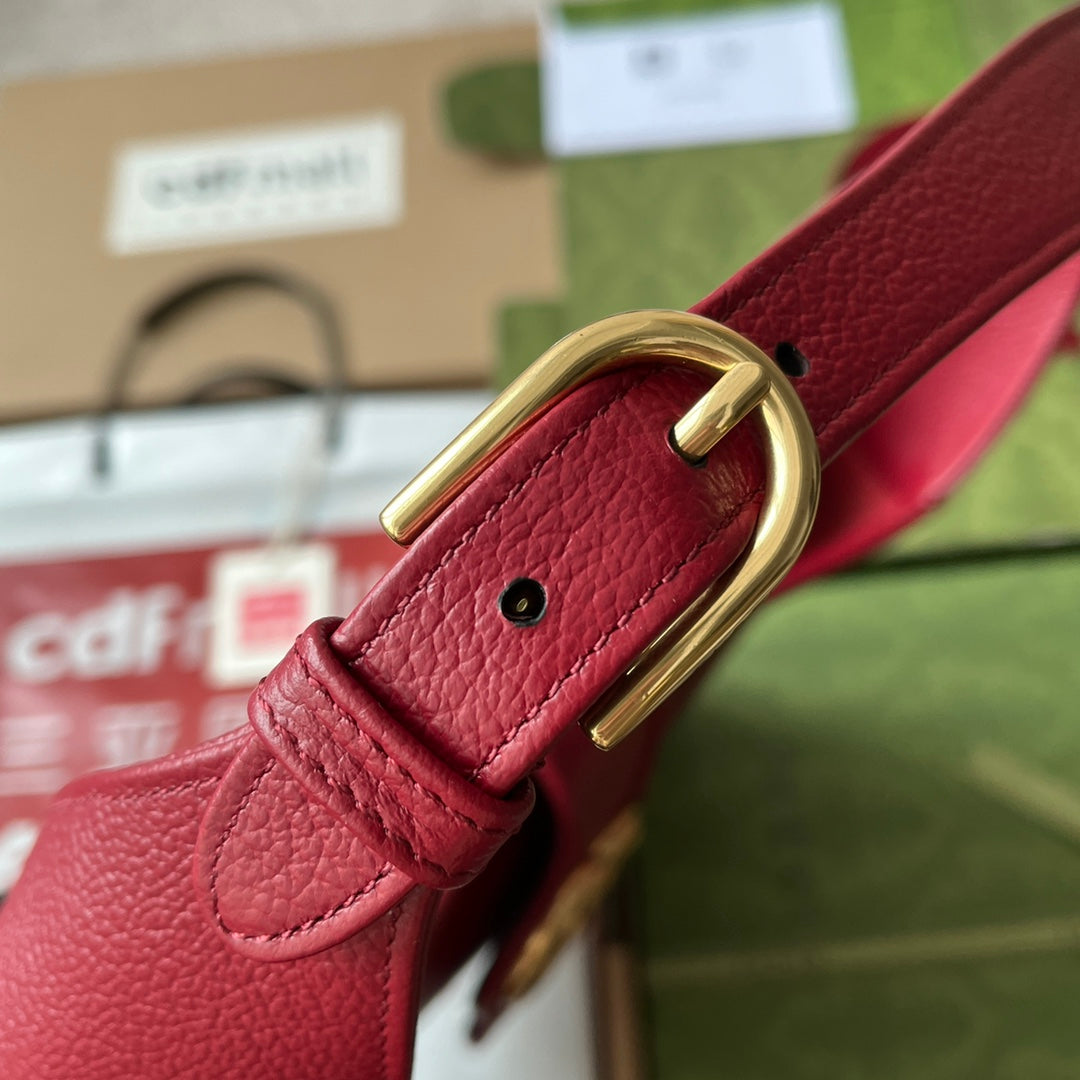 SAC À BANDOULIÈRE MOYEN 39 EN CUIR DE VEAU ROUGE QUINCAILLERIE DORÉ