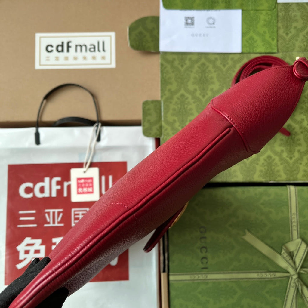 SAC À BANDOULIÈRE MOYEN 39 EN CUIR DE VEAU ROUGE QUINCAILLERIE DORÉ