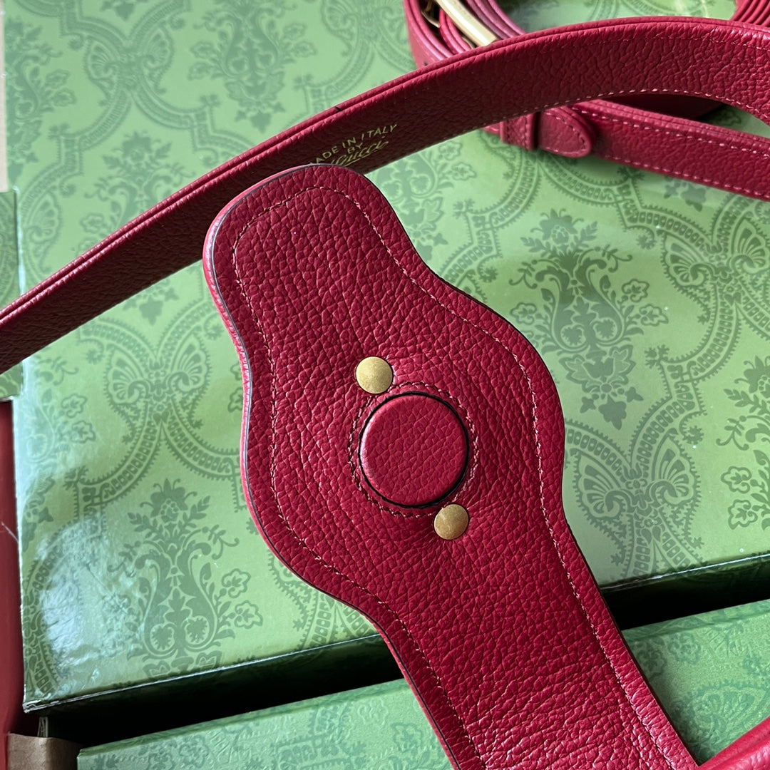 SAC À BANDOULIÈRE MOYEN 39 EN CUIR DE VEAU ROUGE QUINCAILLERIE DORÉ