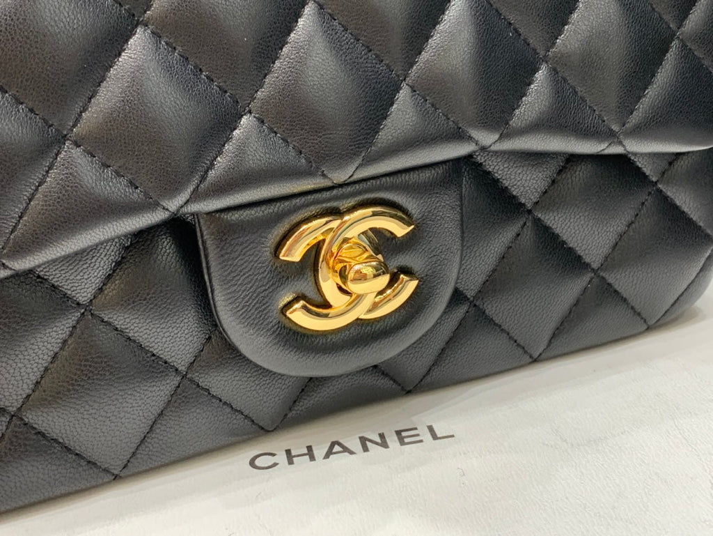 MINI SAC À RABAT 20 CM EN CUIR D'AGNEAU NOIR ET QUINCAILLERIE DORÉ 