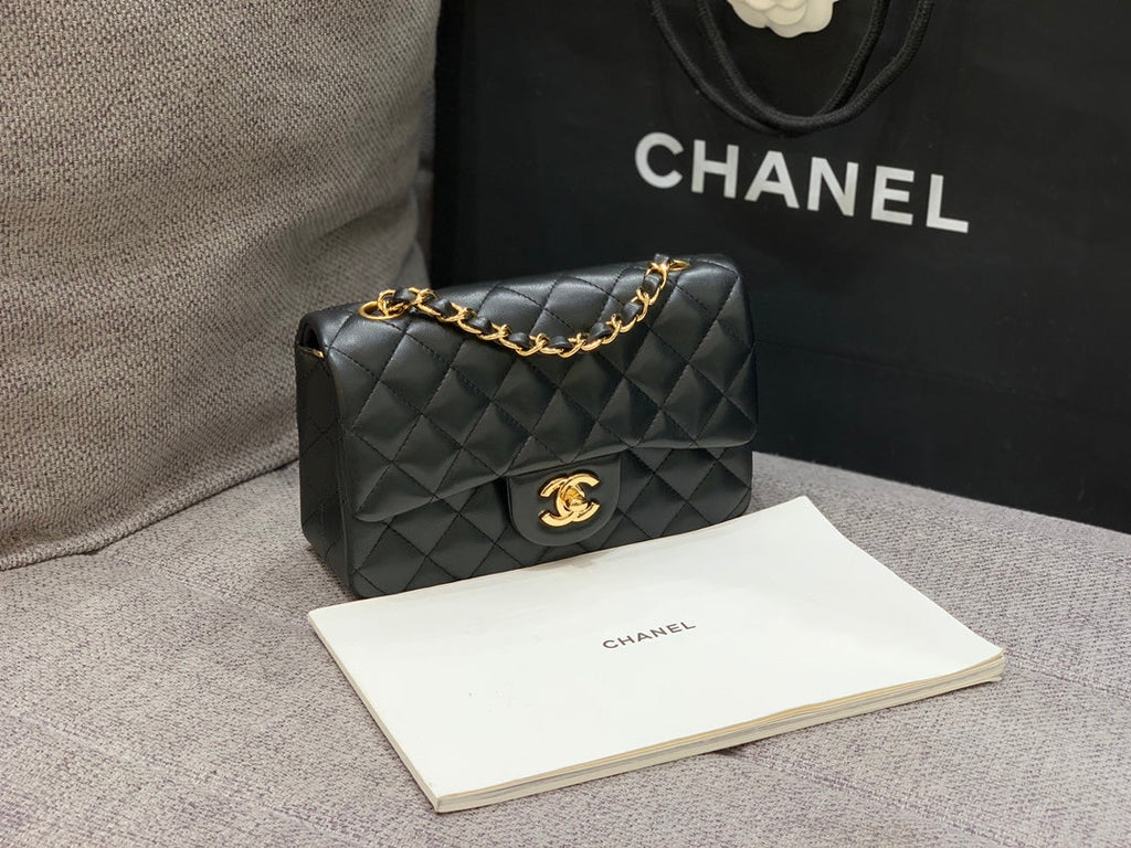 MINI SAC À RABAT 20 CM EN CUIR D'AGNEAU NOIR ET QUINCAILLERIE DORÉ 