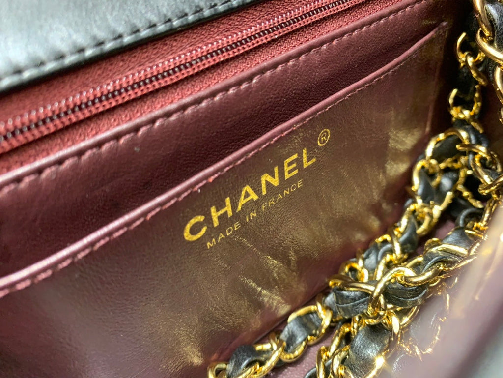 MINI SAC À RABAT 20 CM EN CUIR D'AGNEAU NOIR ET QUINCAILLERIE DORÉ 