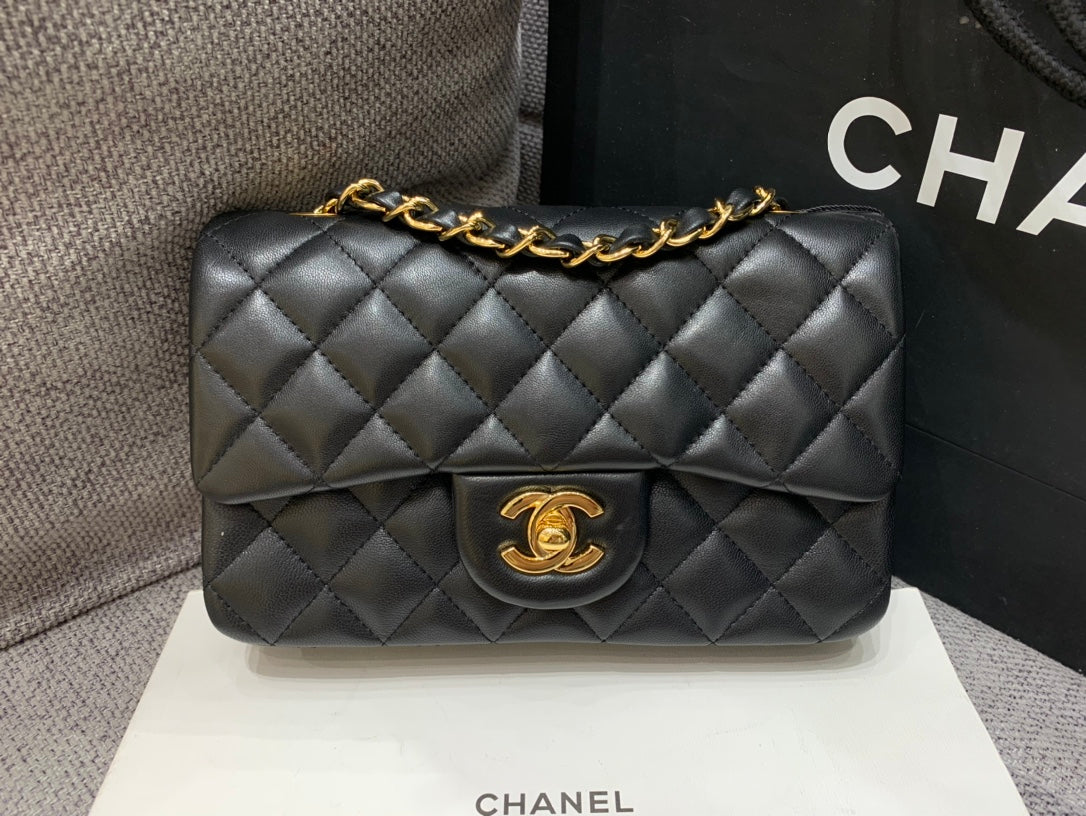MINI SAC À RABAT 20 CM EN CUIR D'AGNEAU NOIR ET QUINCAILLERIE DORÉ 