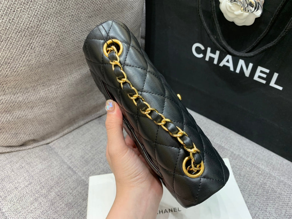 MINI SAC À RABAT 20 CM EN CUIR D'AGNEAU NOIR ET QUINCAILLERIE DORÉ 