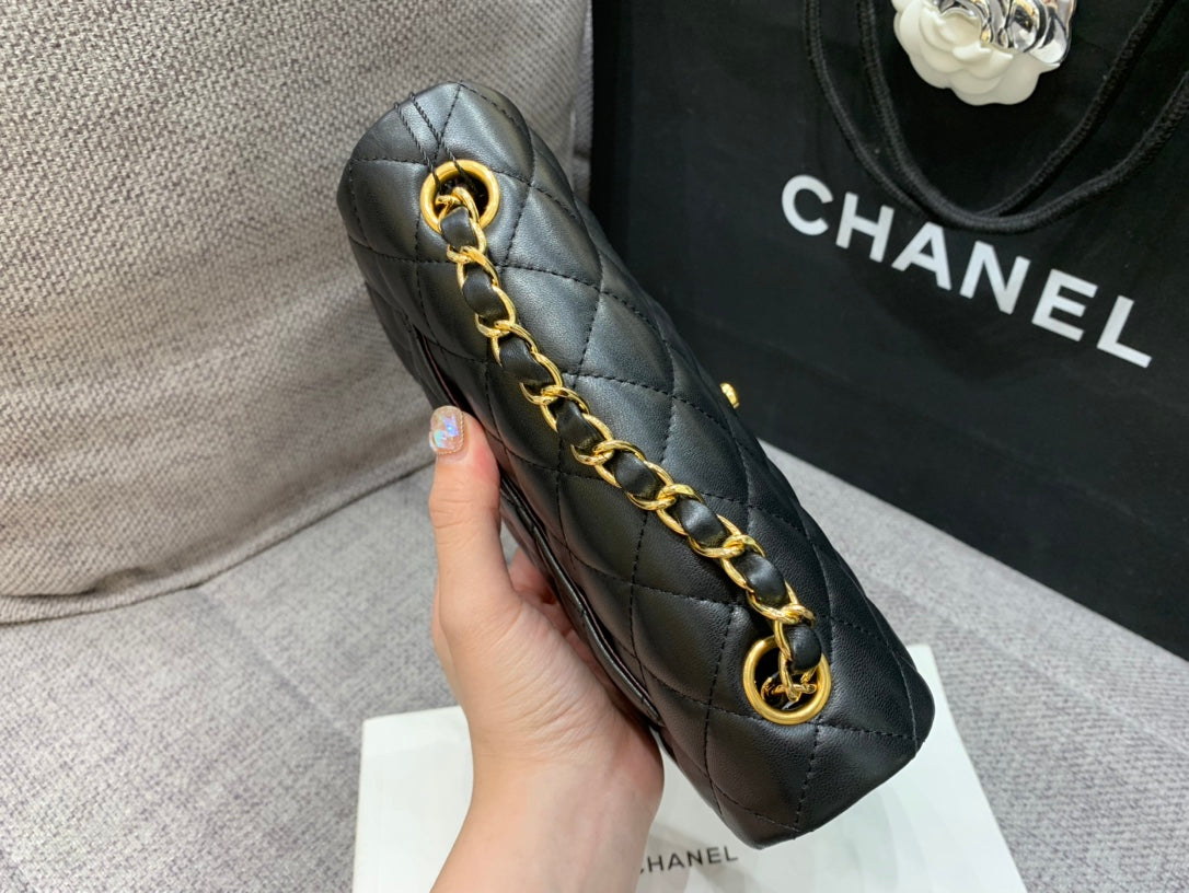 MINI SAC À RABAT 20 CM EN CUIR D'AGNEAU NOIR ET QUINCAILLERIE DORÉ 