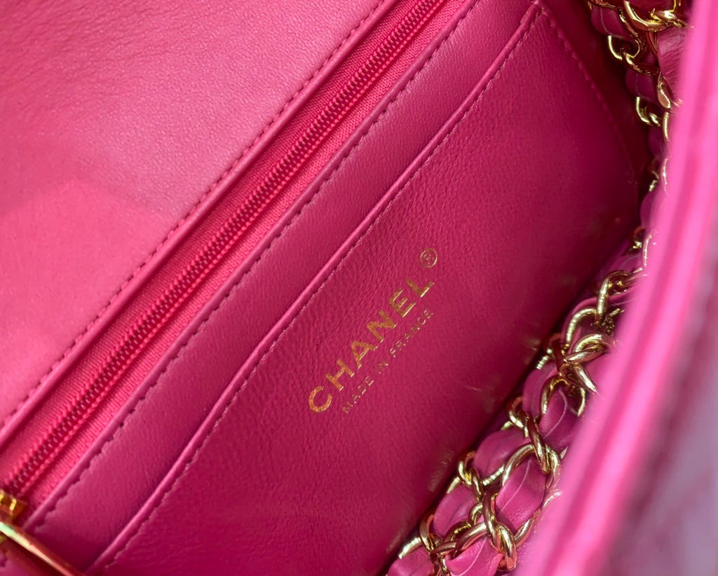 MINI SAC À RABAT 20 CM CUIR D'AGNEAU ROUGE RUBIS QUINCAILLERIE DORÉ 