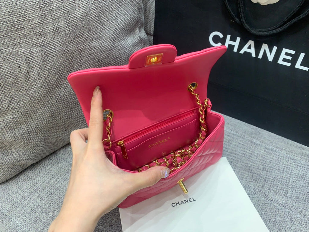 MINI SAC À RABAT 20 CM CUIR D'AGNEAU ROUGE RUBIS QUINCAILLERIE DORÉ 