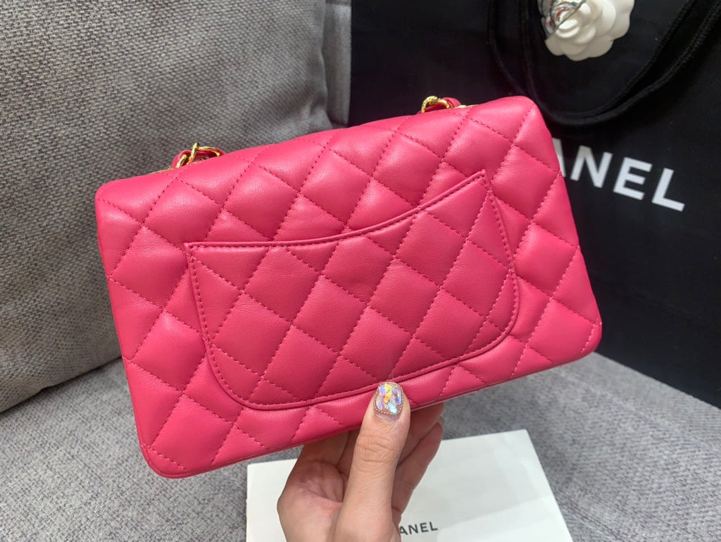 MINI SAC À RABAT 20 CM CUIR D'AGNEAU ROUGE RUBIS QUINCAILLERIE DORÉ 