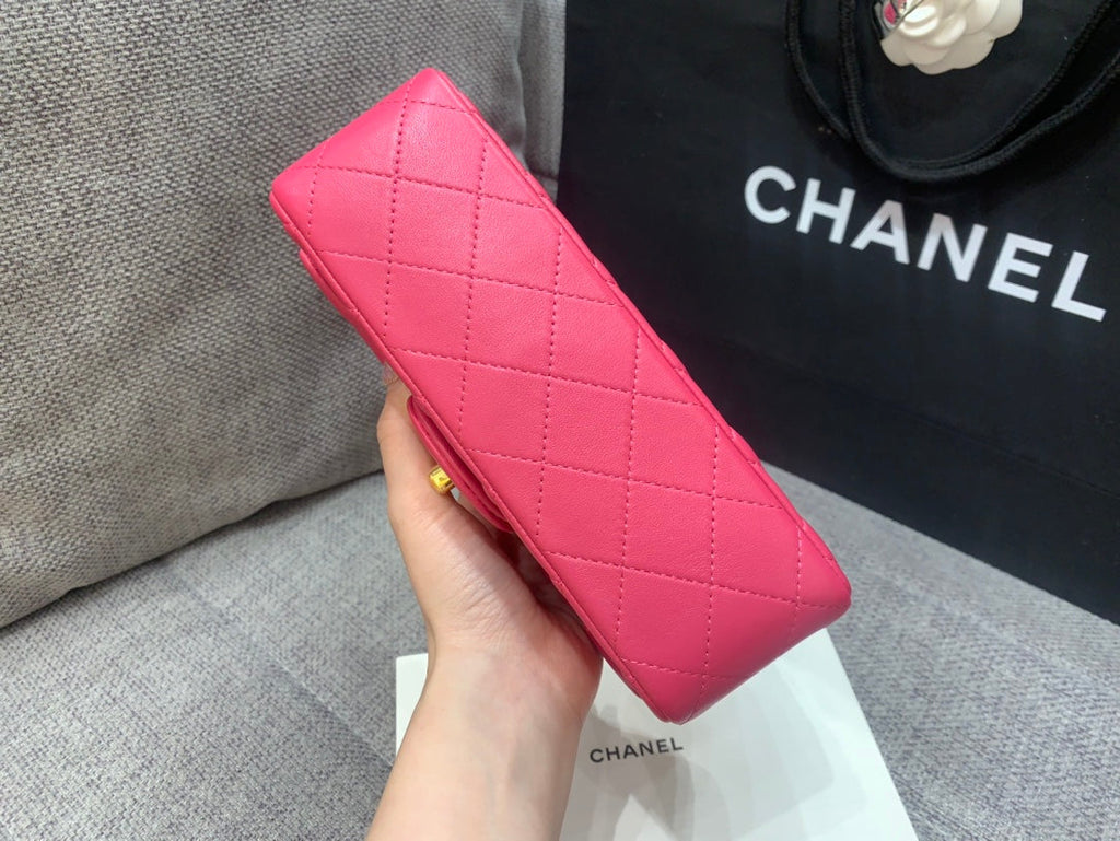 MINI SAC À RABAT 20 CM CUIR D'AGNEAU ROUGE RUBIS QUINCAILLERIE DORÉ 