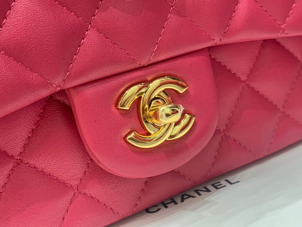MINI SAC À RABAT 20 CM CUIR D'AGNEAU ROUGE RUBIS QUINCAILLERIE DORÉ 