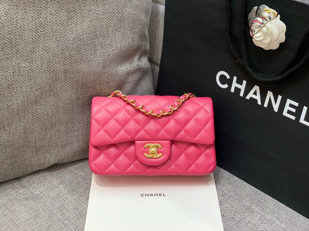 MINI SAC À RABAT 20 CM CUIR D'AGNEAU ROUGE RUBIS QUINCAILLERIE DORÉ 
