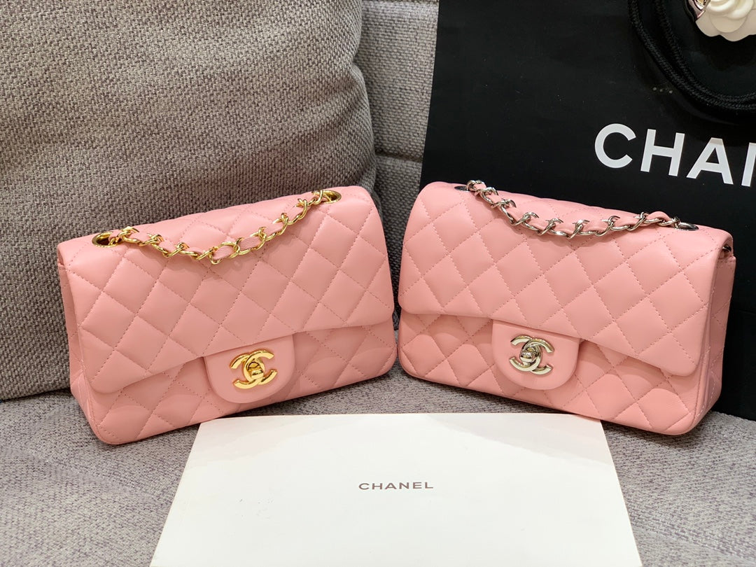 MINI SAC À RABAT 20 CM EN CUIR D'AGNEAU ROSE QUINCAILLERIE ARGENTÉE 