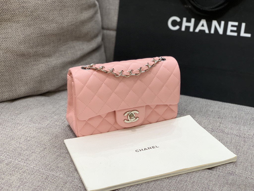 MINI SAC À RABAT 20 CM EN CUIR D'AGNEAU ROSE QUINCAILLERIE ARGENTÉE 