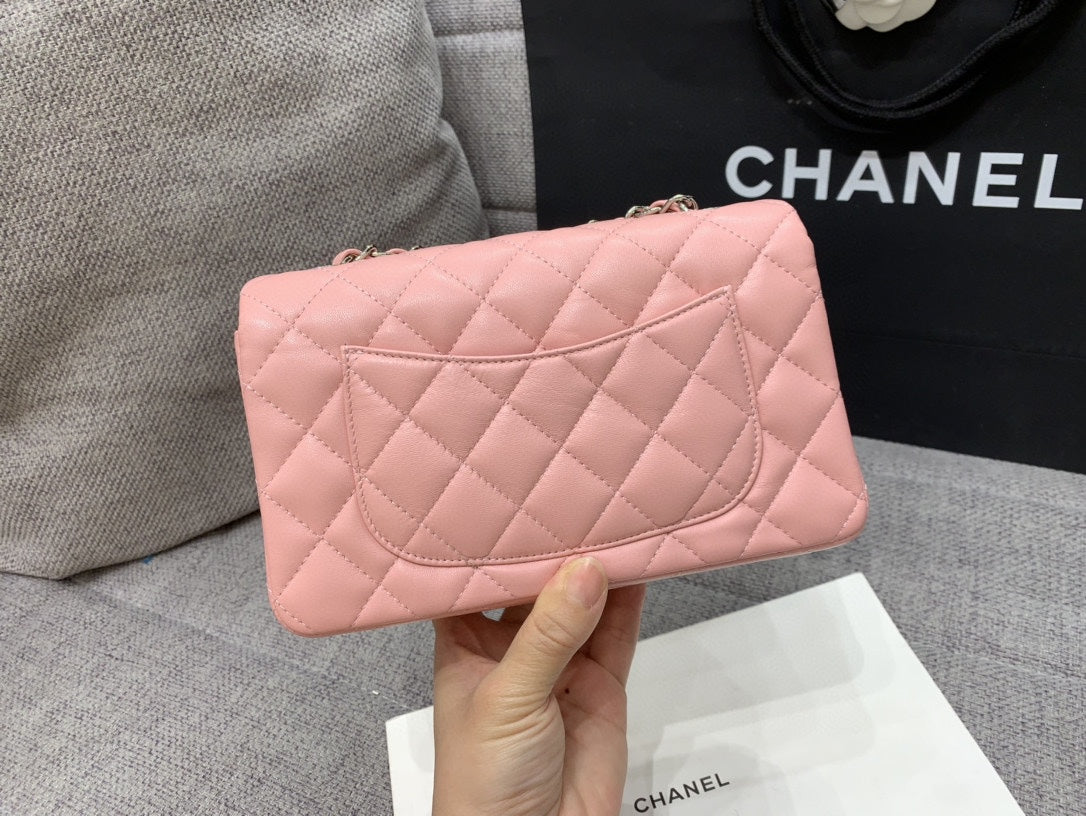 MINI SAC À RABAT 20 CM EN CUIR D'AGNEAU ROSE QUINCAILLERIE ARGENTÉE 