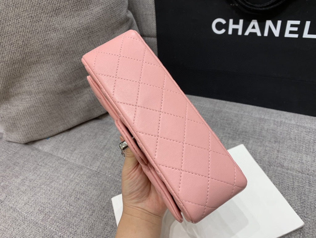 MINI SAC À RABAT 20 CM EN CUIR D'AGNEAU ROSE QUINCAILLERIE ARGENTÉE 