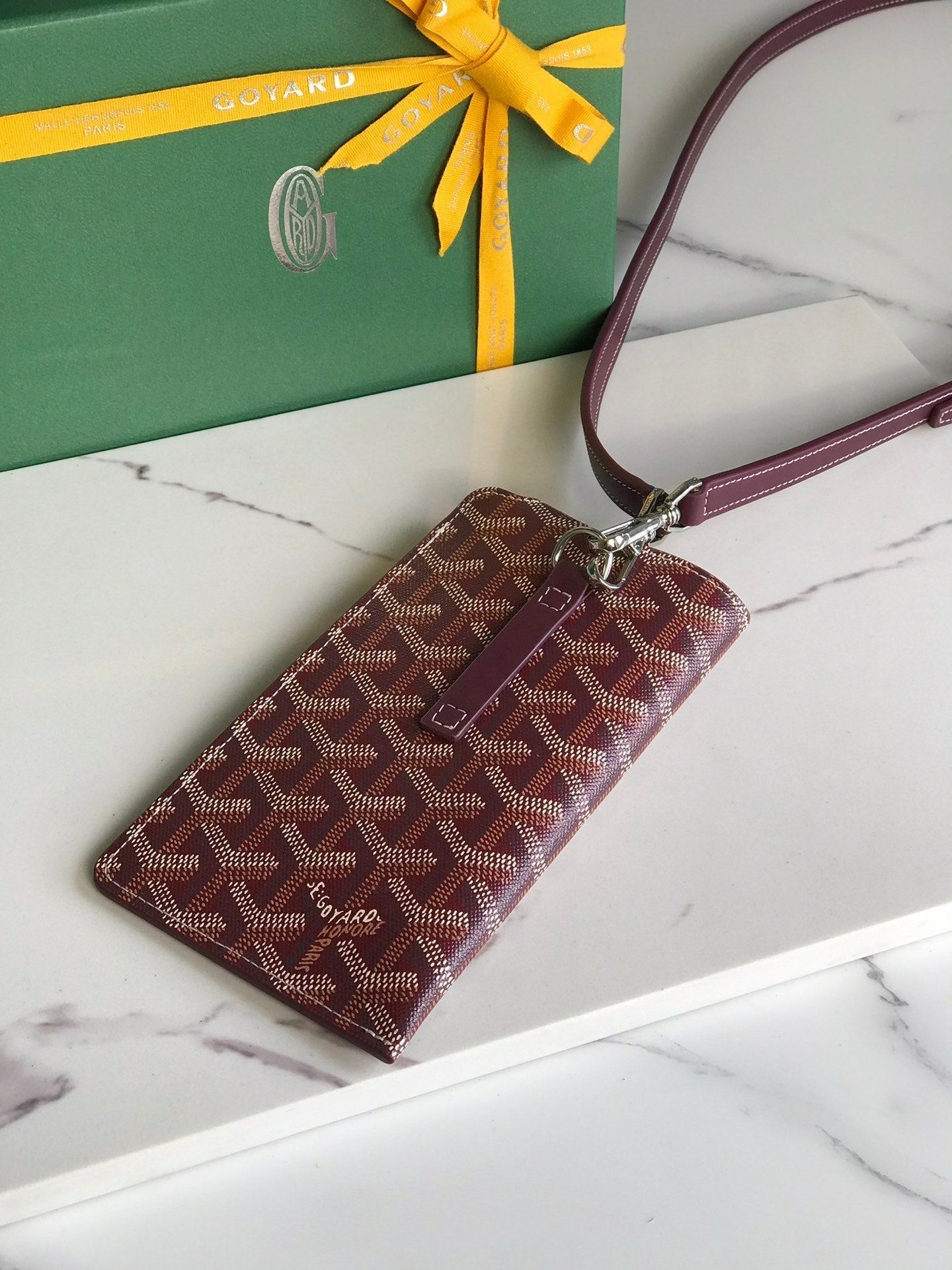 MONTMARTRE GM CASE 18 EN TOILE GOYARDINE ROUGE VIN