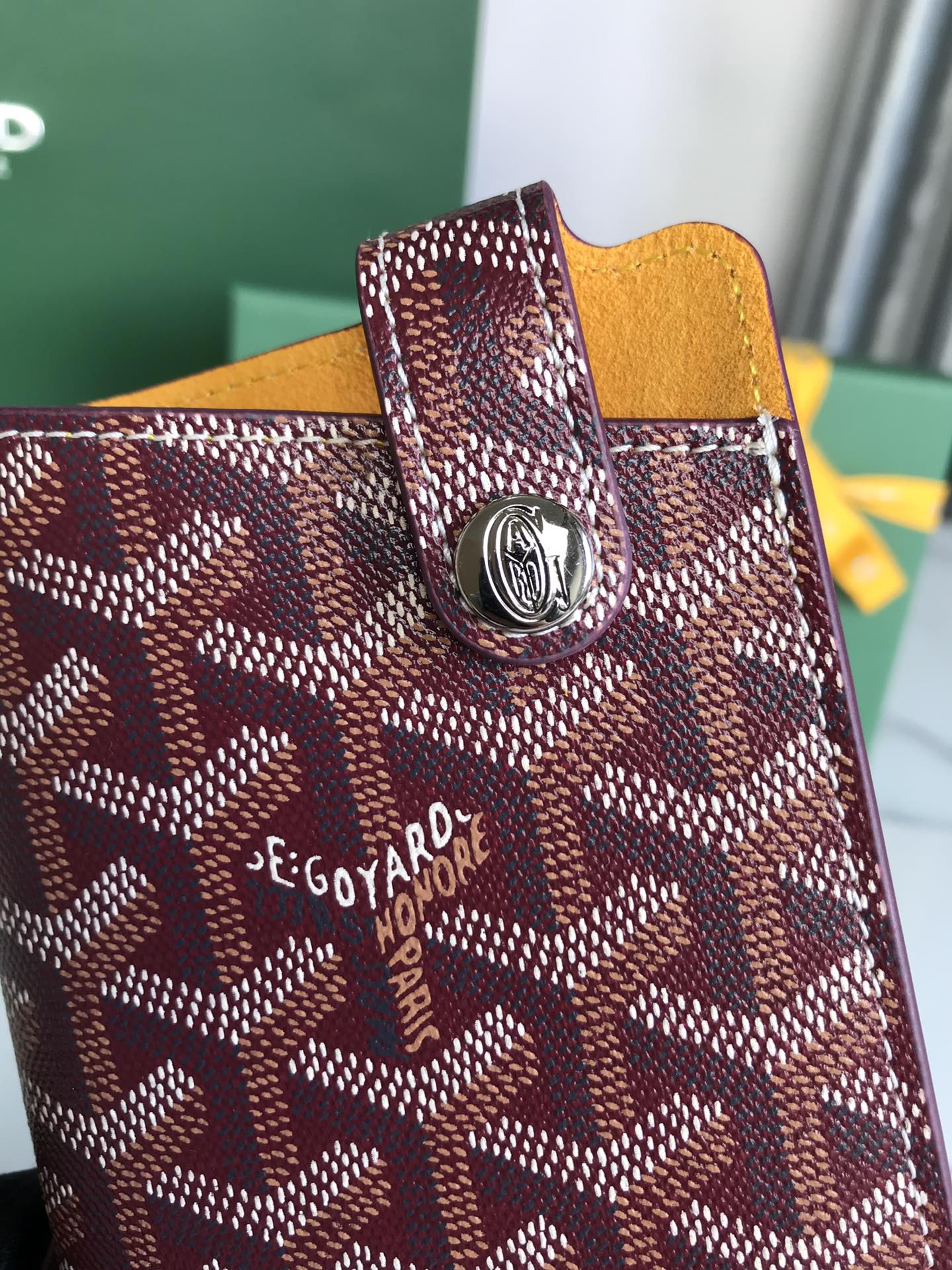 MONTMARTRE GM CASE 18 EN TOILE GOYARDINE ROUGE VIN