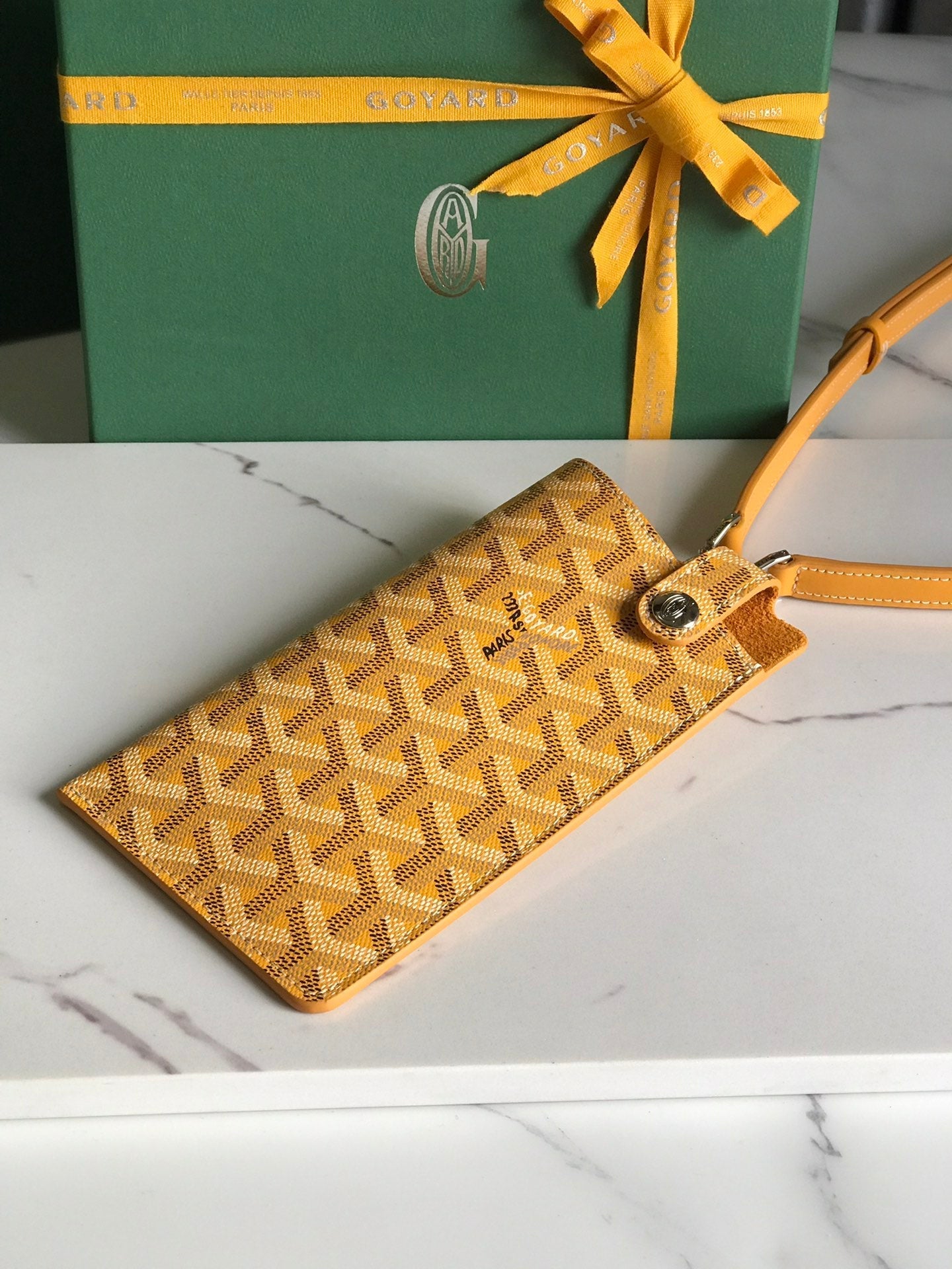 MONTMARTRE GM CASE 18 EN TOILE GOYARDINE JAUNE