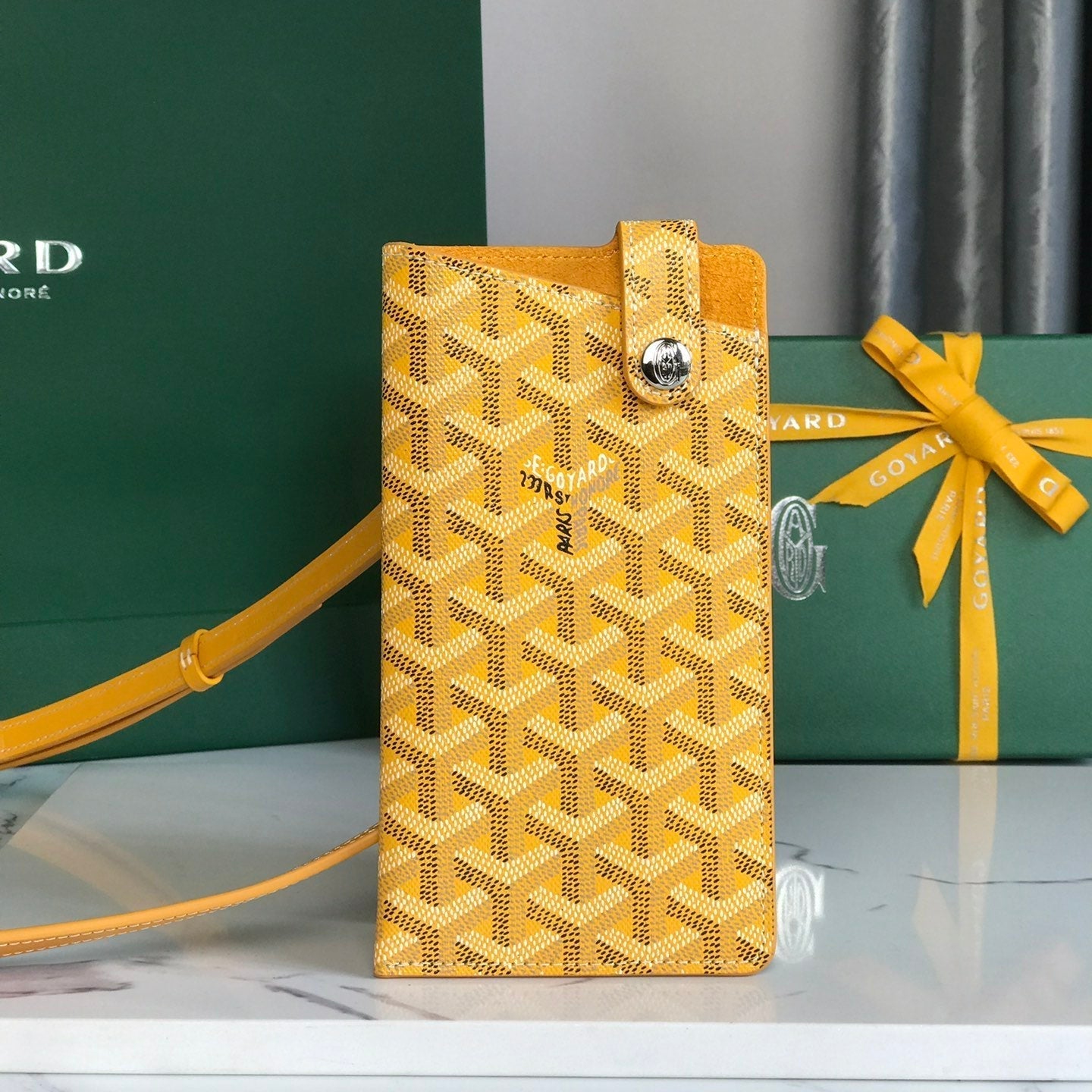 MONTMARTRE GM CASE 18 EN TOILE GOYARDINE JAUNE